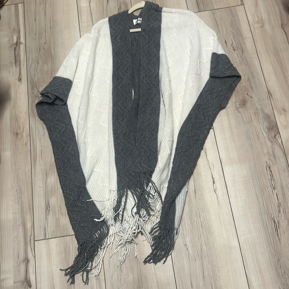 White/grey cardigan